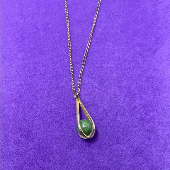 💛 Vintage Gold Filled Green Jade Ball Pendant Necklace - Picture 1 of 4